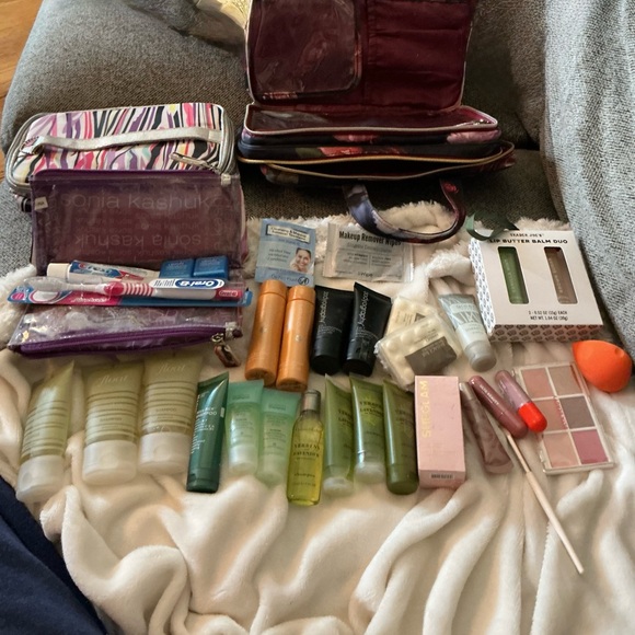 Travel Toiletry and Makeup Set - Picture 2 of 11